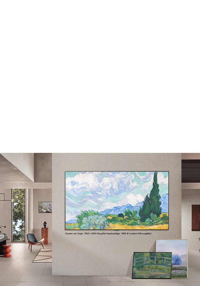 LG QNED evo AI QNED82 Mini LED koos LG Gallery+ mitmekesise kunstisisuga kuvab kunstiteoseid seinale paigaldatud ekraanil galeriistiilis elutoas, mille kõrval on lõuend ja täiendavad raamitud kunstiteosed.